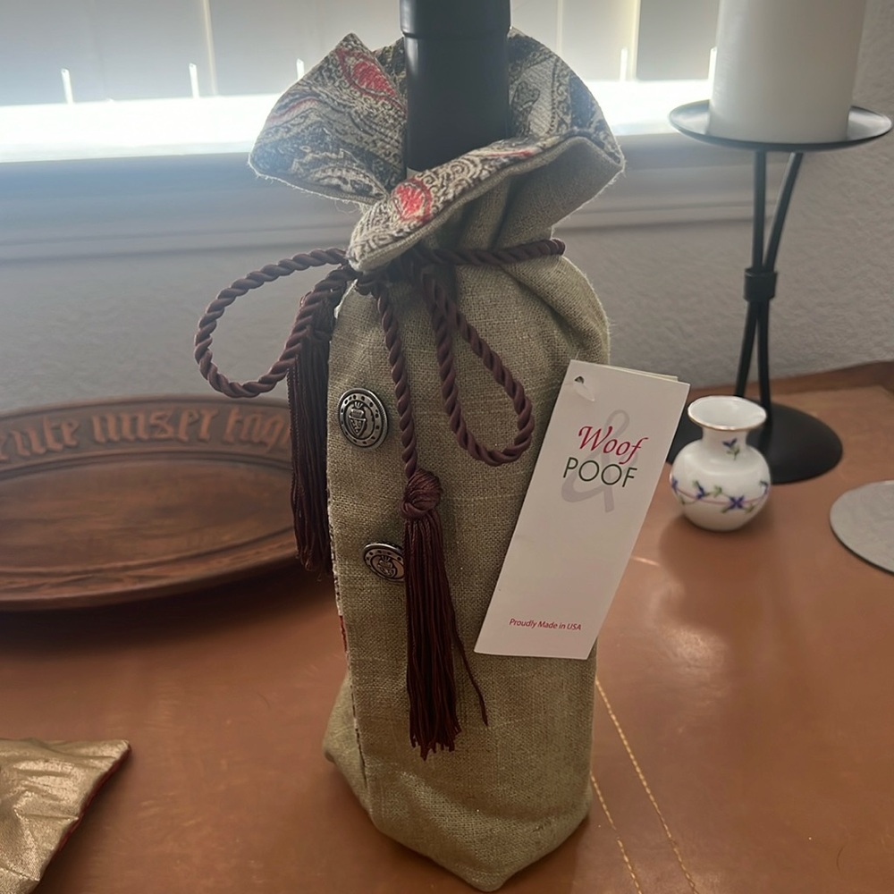Woof and Poof wine bag/wrap with attached cord and tassels nwt